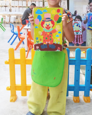 Clown Mike Çocuk Ressam Seti - 20x30 cm Önçizimli Tuval, 2 Adet Fırça, Palet, Boyalar ve Şövale