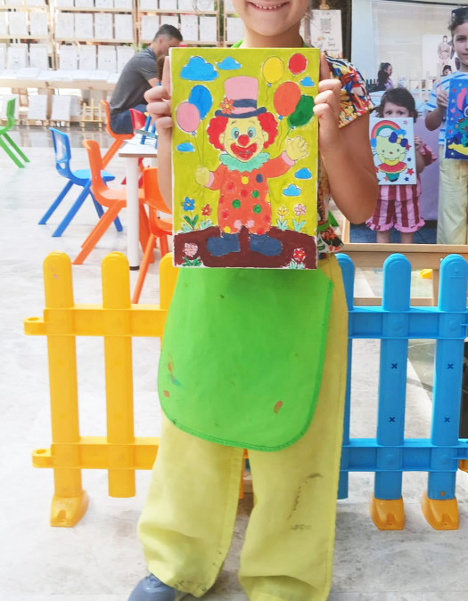 Clown Mike Çocuk Ressam Seti - 20x30 cm Önçizimli Tuval, 2 Adet Fırça, Palet, Boyalar ve Şövale Clown Mike Çocuk Ressam Seti - 20x30 cm Önçizimli Tuval, 2 Adet Fırça, Palet, Boyalar ve Şövale
