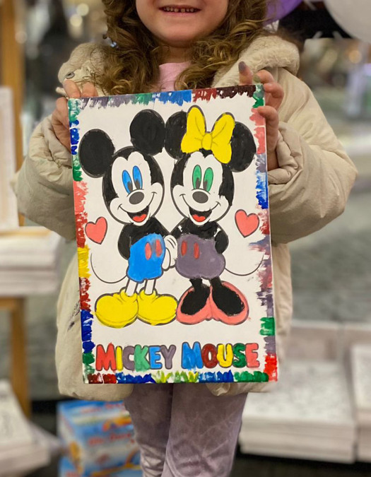 Mickey Çocuk Ressam Seti - 20 x 30 cm Önçizimli Tuval, 2 Adet Fırça, Palet, Boyalar ve Şövale Mickey Çocuk Ressam Seti - 20 x 30 cm Önçizimli Tuval, 2 Adet Fırça, Palet, Boyalar ve Şövale