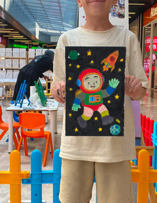 Neşeli Astronot Çocuk Ressam Seti - 20 x 30 cm Önçizimli Tuval, 2 Adet Fırça, Palet, Boyalar ve Şövale Neşeli Astronot Çocuk Ressam Seti - 20 x 30 cm Önçizimli Tuval, 2 Adet Fırça, Palet, Boyalar ve Şövale