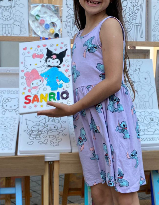 San Rio Çocuk Ressam Seti - 20 x 30 cm Önçizimli Tuval, 2 Adet Fırça, Palet, Boyalar ve Şövale San Rio Çocuk Ressam Seti - 20 x 30 cm Önçizimli Tuval, 2 Adet Fırça, Palet, Boyalar ve Şövale